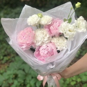 Мини букет из пионов и эустомы.