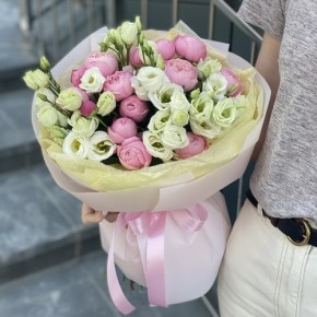 Букет з піоновидних кущових троянд і еустоми Шанталь